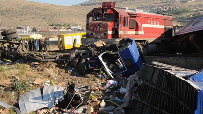 Tren ile TIR çarpıştı