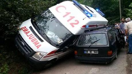 Ambulans devrildi hasta evde öldü