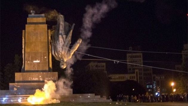 Ukrayna’da en büyük Lenin de yıkıldı