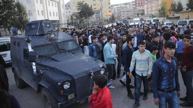 Polis akrebi kadına çarptı Cizre gerildi!