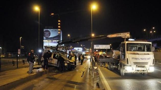 Ticari araç metrobüs durağına daldı: 4 yaralı!