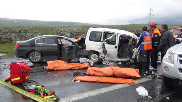 Kars’ta zincirleme kaza: 6 ölü, 14 yaralı!