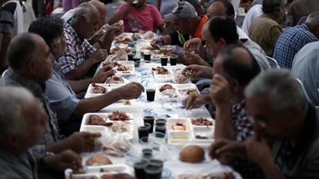 Türkiye’de ilk iftarlar dualarla açıldı