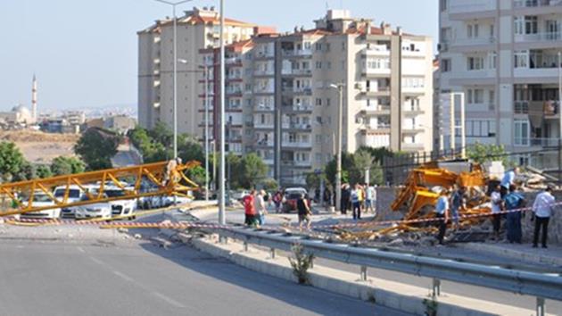 Kule vinç devrildi: 2 ölü, 3 yaralı!