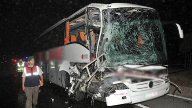 Yolcu otobüsü tıra çarptı: 33 yaralı