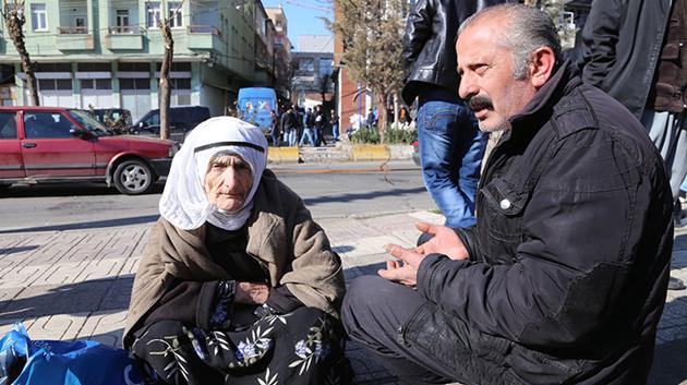 80 yaşındaki anne İsmet Taş oğluyla birlikte diğer oğlunun evine sığınacak.