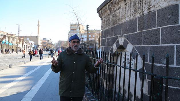 Sait Temel dua ederek Sur'dan ayrıldı.