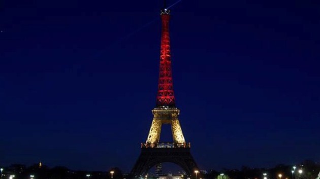 Paris'in sembolü Eyfel Kulesi geçtiğimiz günlerde Brüksel ile dayanışma mesajı vermek için Belçika bayrağının renkleriyle ışıklandırıldı.