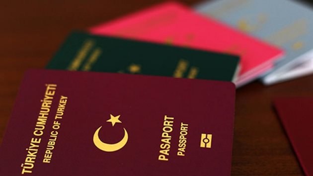 Havalimanında gri ve yeşil pasaporta inceleme