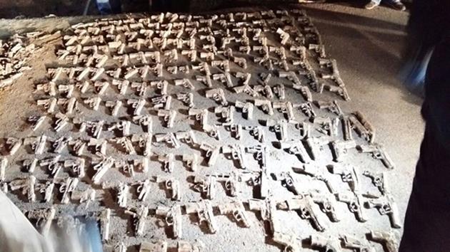 Üsküdar’da toprağa gömülü çok sayıda silah bulundu